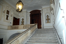 Nationalbibliothek_Prunksaal_00_Aufgang.JPG